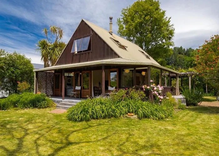 Secret Garden Lodge - Marahau Holiday Home